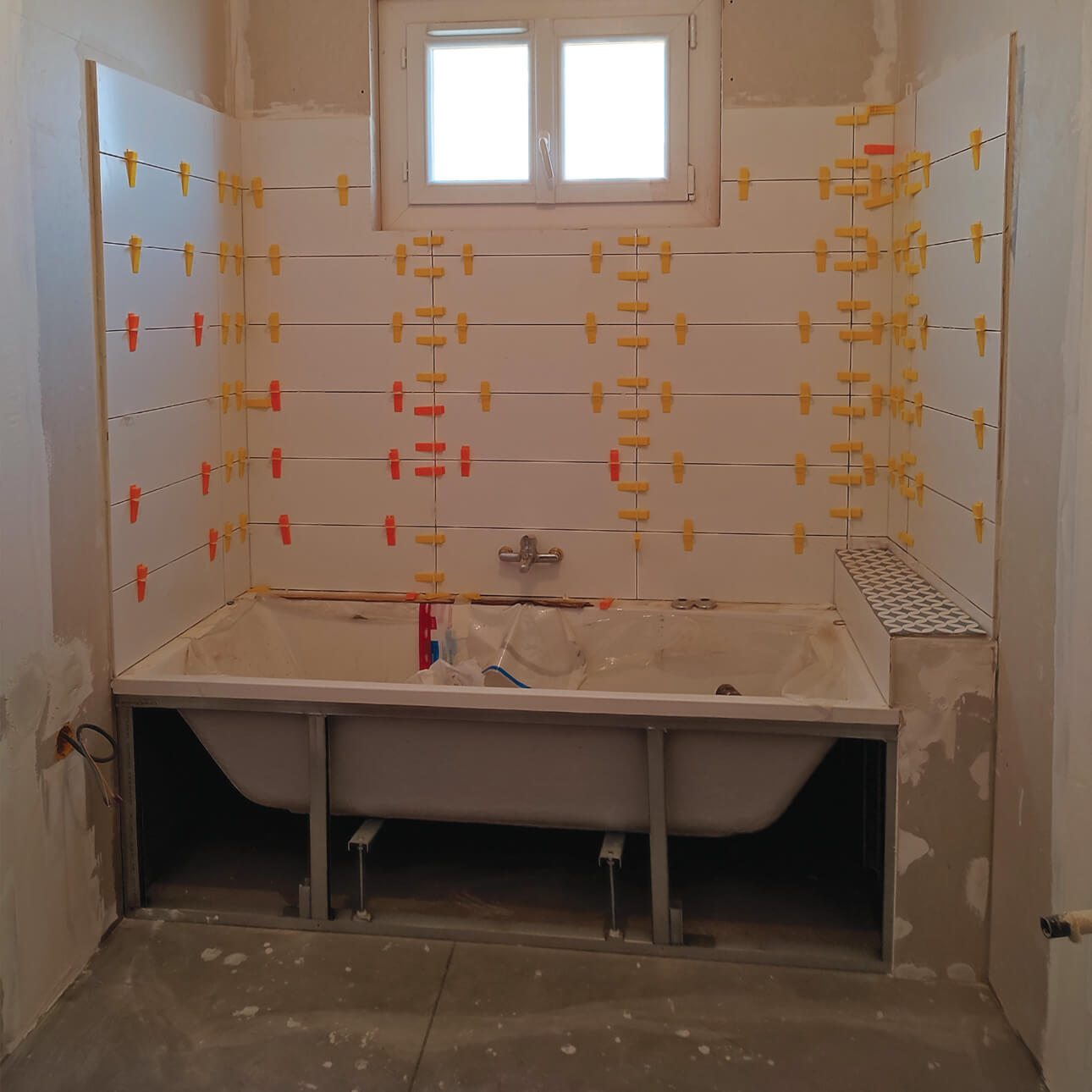 Rénovation salle de bain à Montpellier - pose d'une baignoire © Group Realiz