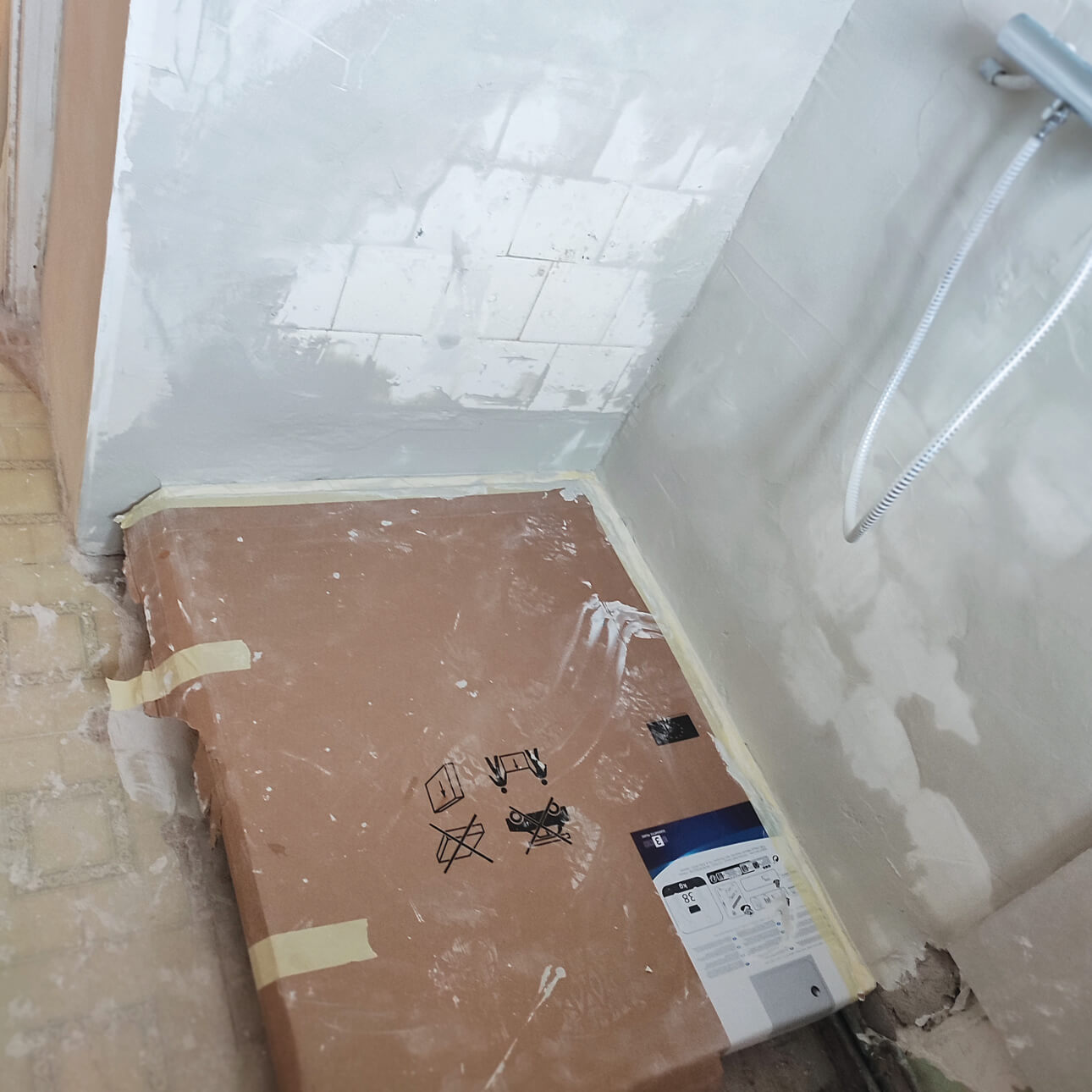 Rénovation d'une salle de bain à Sète : pose de bac de douche © Group Realiz