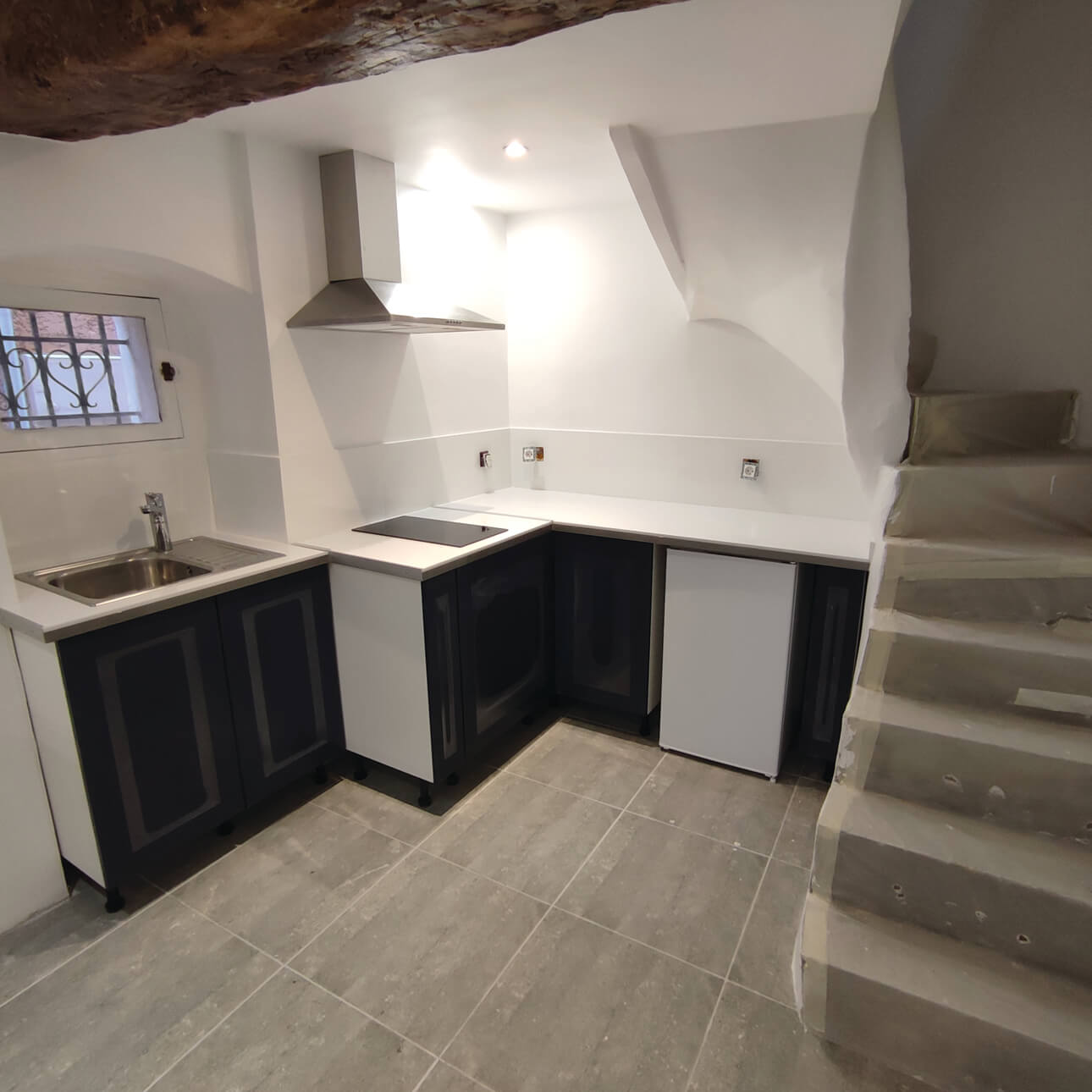 Rénovation appartement dans maison de village - pose cuisine sur-mesure