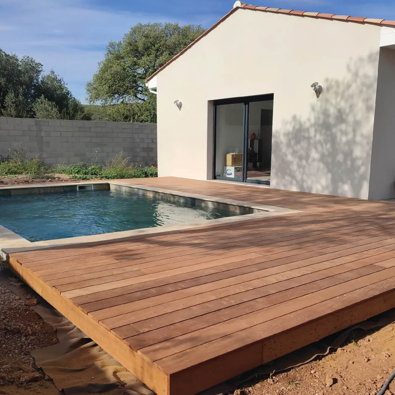 Terrasse en bois exotique Itauba - vue villa